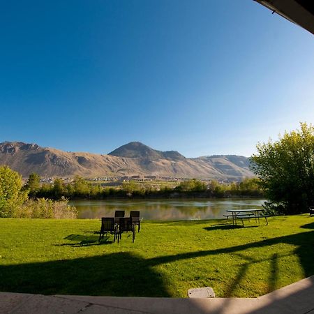 Riverland Inn & Suites Камлупс Екстериор снимка