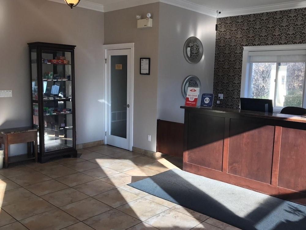 Riverland Inn & Suites Камлупс Екстериор снимка