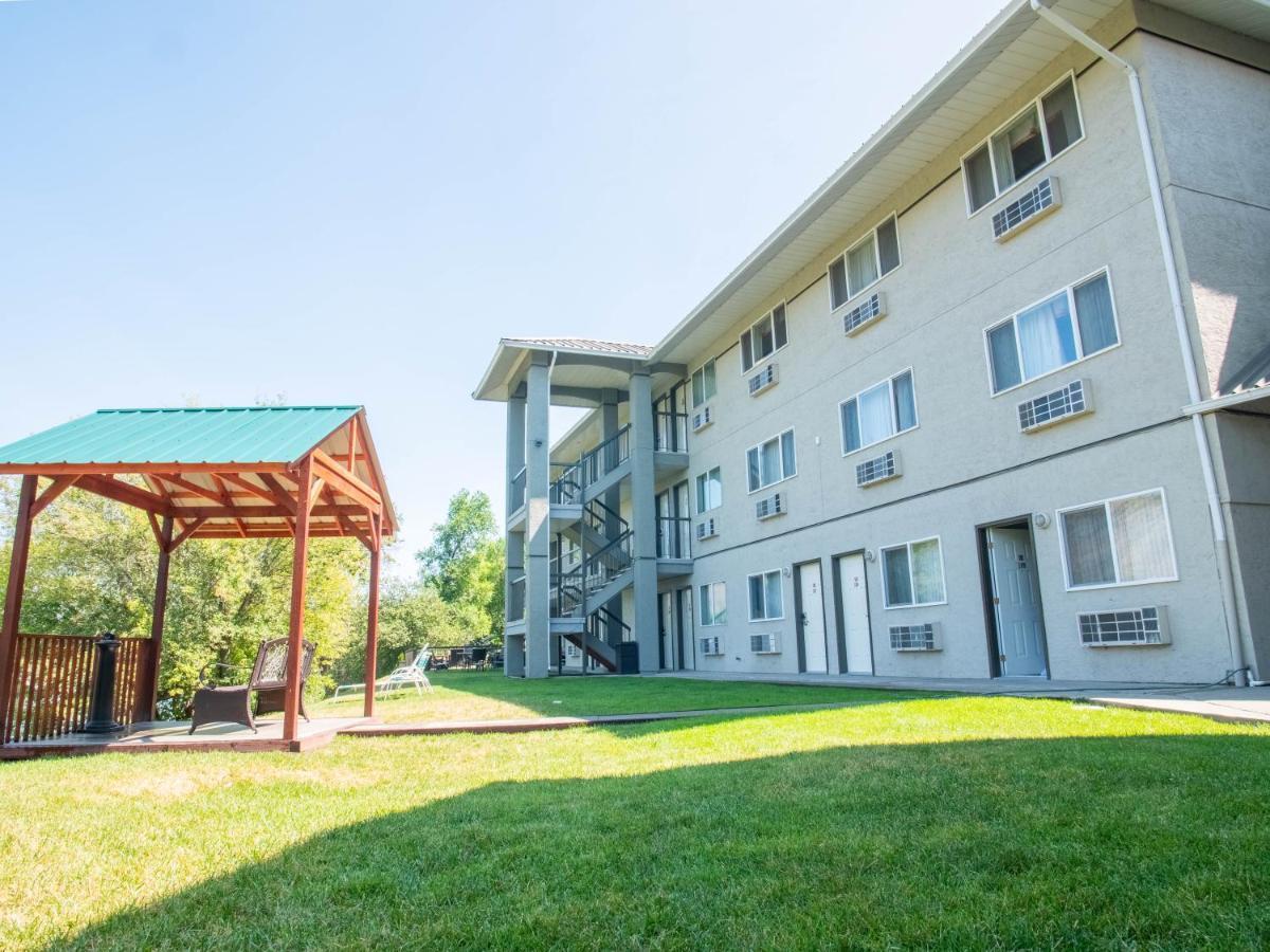 Riverland Inn & Suites Камлупс Екстериор снимка