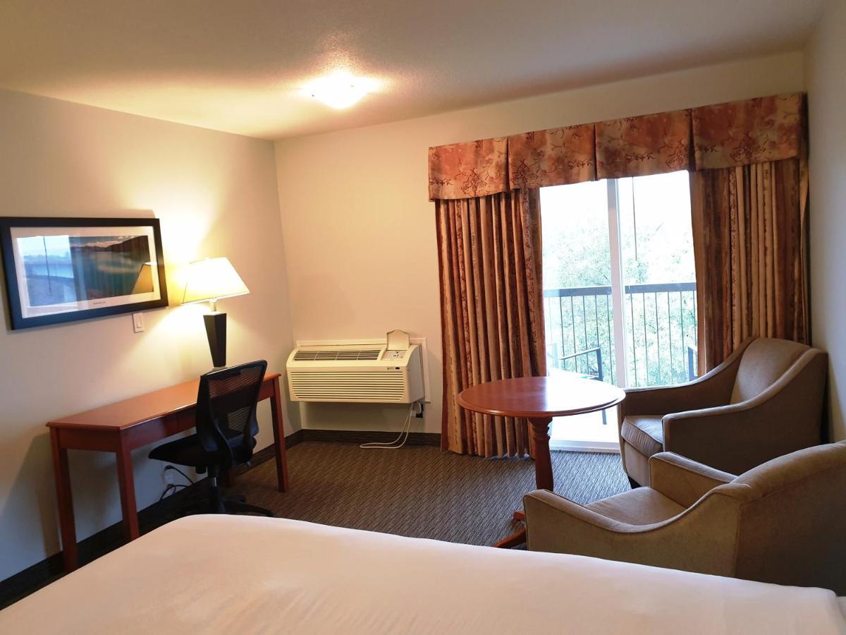 Riverland Inn & Suites Камлупс Екстериор снимка