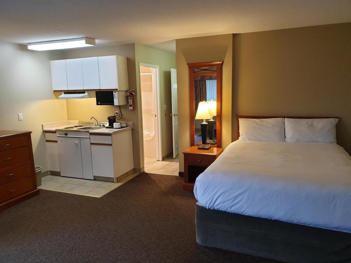 Riverland Inn & Suites Камлупс Екстериор снимка