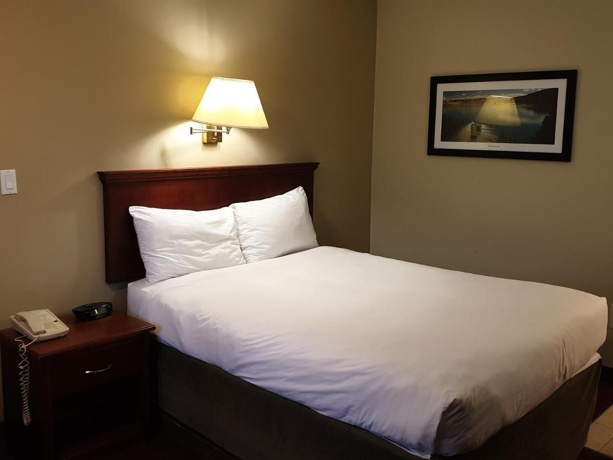 Riverland Inn & Suites Камлупс Екстериор снимка