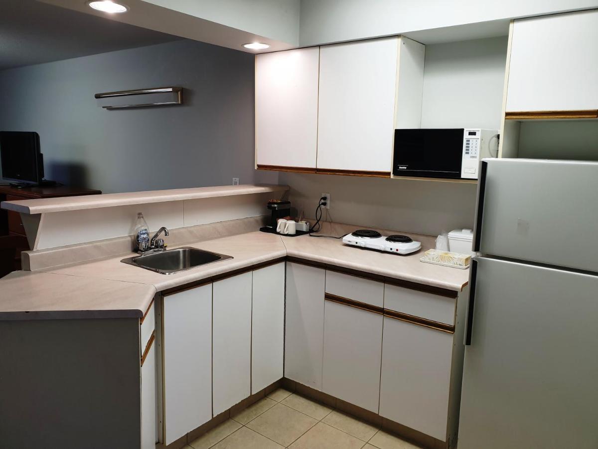 Riverland Inn & Suites Камлупс Екстериор снимка