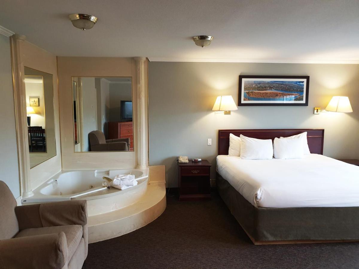 Riverland Inn & Suites Камлупс Екстериор снимка