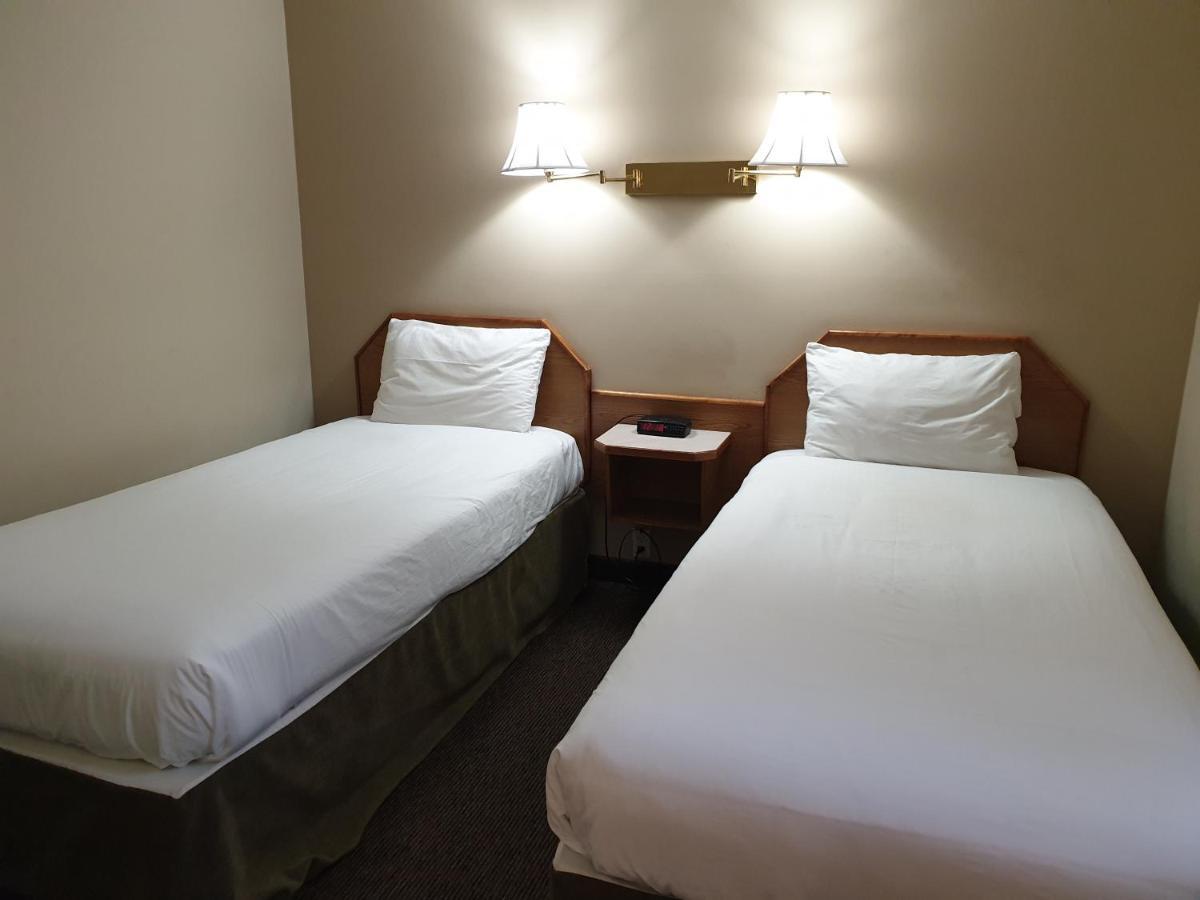 Riverland Inn & Suites Камлупс Екстериор снимка