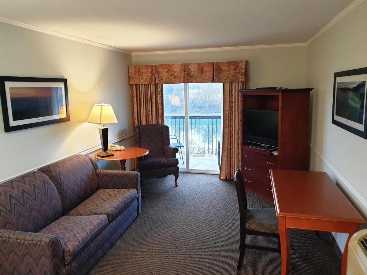 Riverland Inn & Suites Камлупс Екстериор снимка