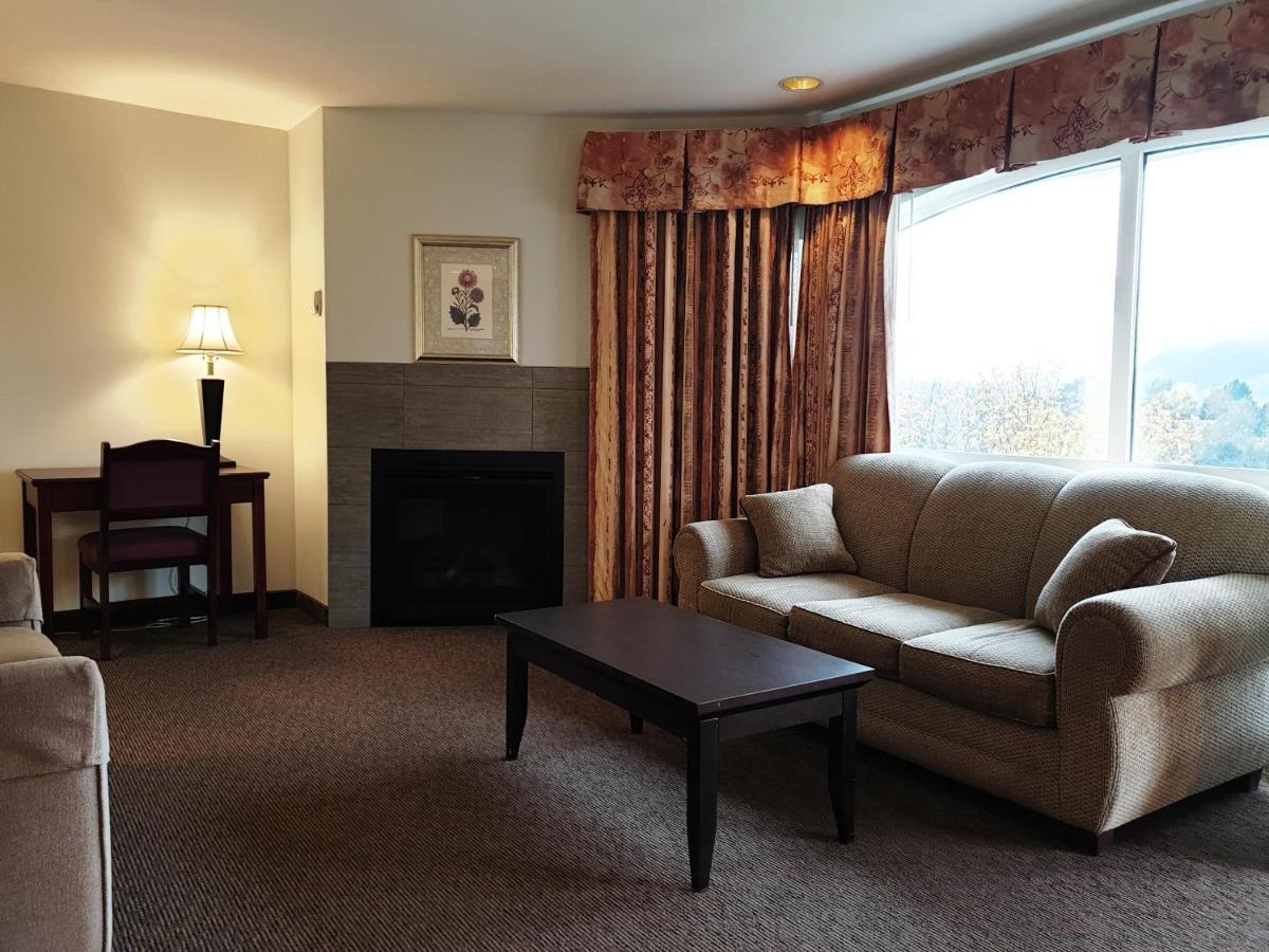 Riverland Inn & Suites Камлупс Екстериор снимка