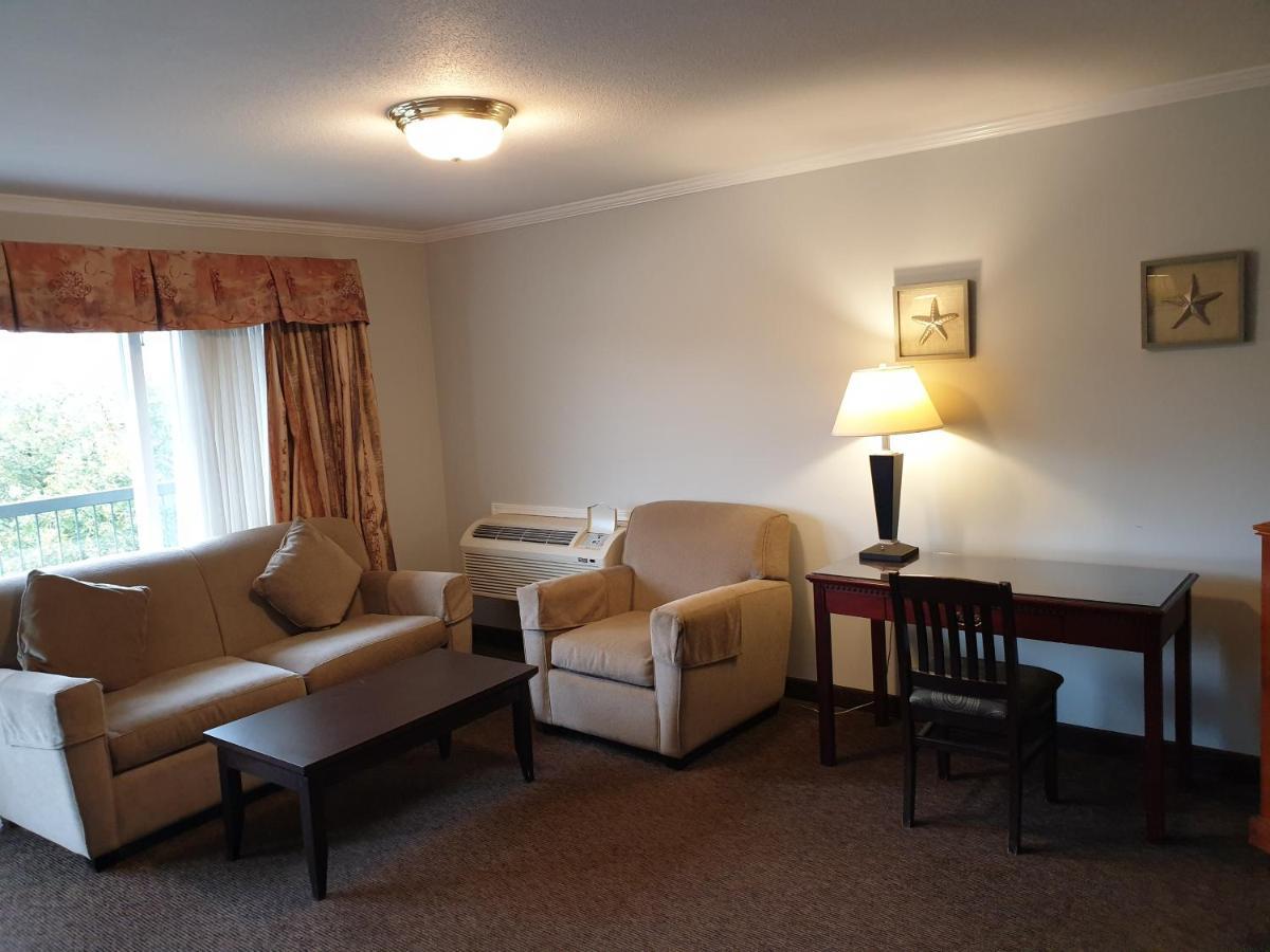 Riverland Inn & Suites Камлупс Екстериор снимка