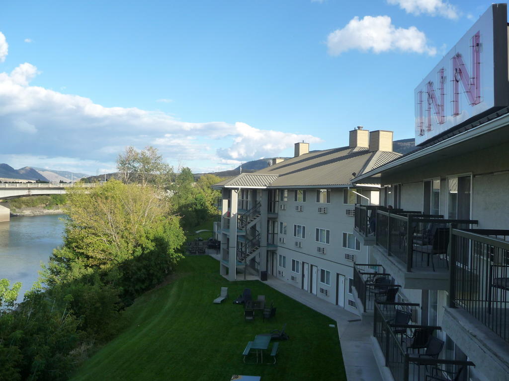 Riverland Inn & Suites Камлупс Екстериор снимка